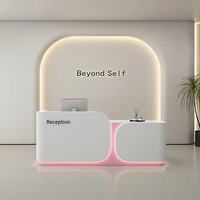 Bureau d'accueil moderne laqué, minimaliste et haut de gamme, style luxe léger, pour salons de beauté, magasins de vêtements, centres de bien-être, cabinets dentaires