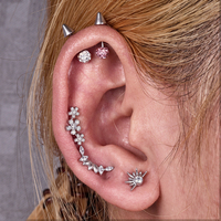 Perhiasan tindik tubuh berlapis emas dengan titanium ASTM F136 G23, 3 cluster snowflake pave CZ bulat, anting tusuk ulir dalam (internally threaded labret).