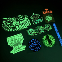 Autocollants lumineux de découpe en vinyle imperméables personnalisés brillent dans l'obscurité autocollants pour étui de téléphone portable skateboard