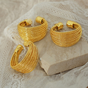 Juego de pendientes de aro dorados de lujo de varias capas para mujer, joyería de fiesta, diseño de líneas circulares, apertura no ajustable - Product Image 4