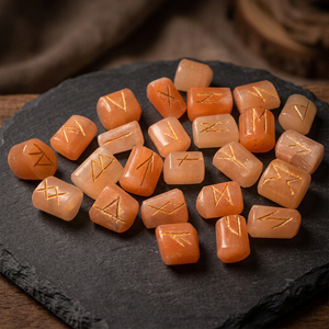 Set di Pietre Runiche in Citrino Incise a Forma Libera, Cristallo Arancione a Tema Amore dal Gujarat per Collezionisti d'Arte - Product Image 4