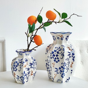 Vase en céramique bleu et blanc Muyu Chronicles avec motif floral pour décoration de bureau - Product Image 1