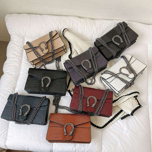 Bolso Cuadrado Pequeño Rojo Clásico, Versátil y Elegante de Alta Gama, Acolchado, con Correa de Cadena Metálica para Mamá, Nuevo Modelo 2026 - Product Image 2