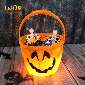 Secchiello per Caramelle a Forma <span class=keywords><strong>di</strong></span> Zucca per <span class=keywords><strong>Halloween</strong></span> con Manico Luminoso e Luci LED Lampeggianti (Arancione/Verde/Viola) Alimentato da 3 Batterie AAA per <span class=keywords><strong>Decorazioni</strong></span> Esterne - Product Image 6
