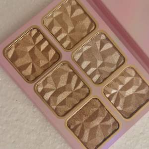 Palette Illuminante Private Label in Polvere Pressata a 6 Colori per Viso e Corpo, Makeup Scintillante per Pelli Scure - Product Image 2