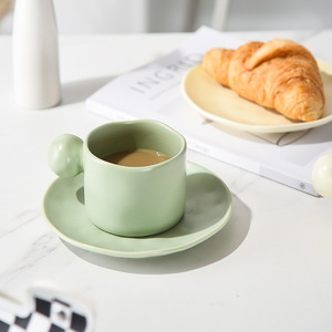 Tasse à café rétro simple Moyi, tasse à café en céramique de haute qualité pour la maison avec poignées verticales à rayures et soucoupe - Product Image 3