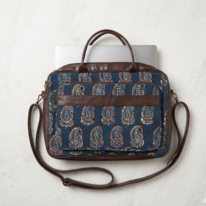 Sac pour ordinateur portable Indigo Paisley, sac messager de bureau en coton fait main, pochette ethnique pour ordinateur portable 16 pouces - Product Image 1