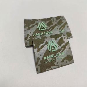 Logos 3D en silicone personnalisés pour vêtements de luxe, patchs thermocollants souples haute densité pour T-shirts - Product Image 3