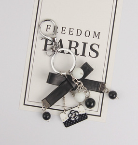 Porte-clés élégant camélia noir et blanc, breloque de sac classique avec perles et chaîne, <span class=keywords><strong>pompon</strong></span> en fausse fourrure, cadeau pour femme - Product Image 2