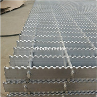 Plateforme de passage en acier galvanisé robuste avec surface antidérapante pour projets de toiture, murs, ponts/tunnels