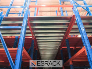 سعر رفوف من الفولاذ للأسطح العلوية لمستودعات الخدمة المخصصة نظام رفوف أعمدة صناعية للمستودعات من الطوابق الثلاثة رفوف أساسية - Product Image 1