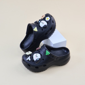 Sabots noirs à motif de chien de dessin animé pour enfants, chaussures d'eau antidérapantes unisexes pour l'extérieur, taille 25-35 - Product Image 1