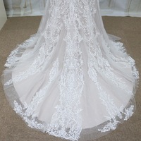 Robe de mariée sirène de luxe avec col en V en dentelle perlée et robe de mariée dos nu à manches longues
