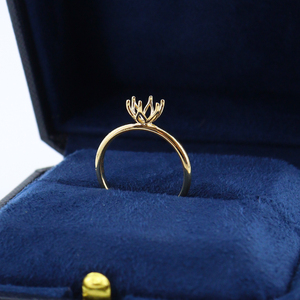 Anello Minimalista a Corona Madonna, Placcato in Oro 14K, Fascia Sottile, Anello Delicato da Impilare, Gioiello alla Moda, Regalo per il Compleanno di Lei - Product Image 1