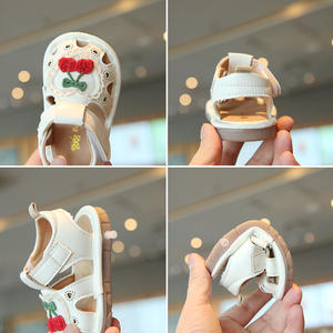 Vente en gros <span class=keywords><strong>de</strong></span> sandales grinçantes couvertes d'orteils d'été pour enfants chaussures <span class=keywords><strong>de</strong></span> bébé en caoutchouc souple pour les premiers <span class=keywords><strong>pas</strong></span> pour filles - Product Image 1