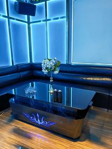 โคมไฟสปอตไลท์ทันสมัย หรูหรา สำหรับร้านคาราโอเกะ บาร์ โต๊ะกระจกนิรภัยเรืองแสง พร้อมที่ใส่บัตรแบบกำหนดเอง ทำความสะอาดง่าย - Product Image 4
