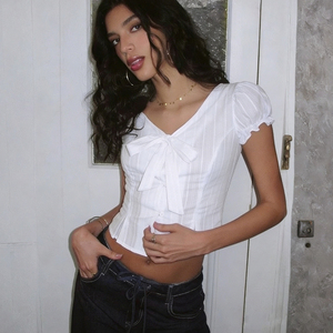 T-shirt d'été blanc tricoté à manches régulières pour femme avec col en V à lacets, chemisier décontracté doux et mignon pour filles, vente en gros OEM - Product Image 5