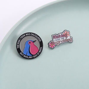 Épinglette en émail « Risquer est mieux que de regretter » - Citation humoristique et drôle - Le risque que j'ai pris était calculé - Broche - Badge de revers - Bijou - Cadeau - Product Image 1