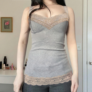 Camiseta sin mangas con cuello cuadrado y ribete de encaje para mujer, camisola ajustada para usar en capas y como ropa de descanso - Product Image 1