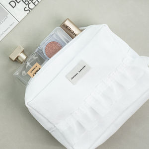 Pochette de rangement personnalisée pour le lavage des soins de la peau de voyage Mini trousse de maquillage cosmétique à fond carré portable réutilisable blanc avec dentelle - Product Image 4