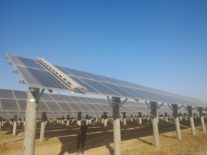 Robot de nettoyage de panneaux solaires CN-63 EITAI avec brosse industrielle automatique pour le lavage et le nettoyage des panneaux solaires dans les fermes photovoltaïques - Product Image 2
