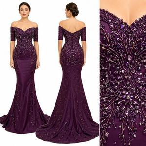 Robe de soirée élégante et luxueuse en satin améthyste, tenue de soirée formelle, avec soutien-gorge intégré, longueur ras du sol, par un créateur de renom - Product Image 1