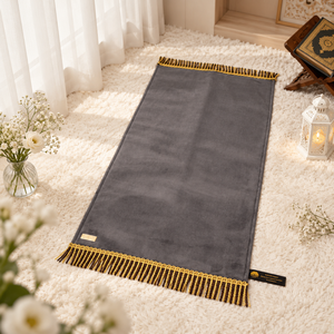 Alfombra de Oración Musulmana Moderna de Tamaño Mediano para Niños y Adultos, Base Antideslizante de Espuma con Pelo Sintético Premium, Borlas Doradas, Pelo Corto, Elegante Caja de Regalo - Product Image 1