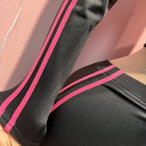 Новый осенний женский комплект: укороченная куртка с длинным рукавом, боковыми полосками и буквенным принтом, и расклешенные брюки. Повседневный комплект из 2 предметов с капюшоном. - Product Image 5