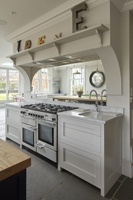 Armoire de cuisine moderne Alland, blanche, à panneaux encastrés, sans poignée, peinte, style Shaker, en bois massif, avec quartz/marbre artificiel, charnière, robinet