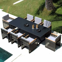 Ensemble de table à manger en teck massif haut de gamme et chaises en rotin, design minimaliste moderne pour usage extérieur, villa, jardin, hôtel, maison d'hôtes