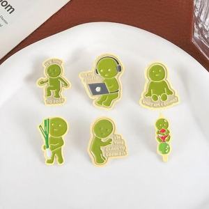 Venta al por mayor de moda SMISKI muñeca de dibujos animados alfileres de esmalte suave lindo esquina pequeña persona estilo Metal Pin insignia fundición al por mayor moda - Product Image 4