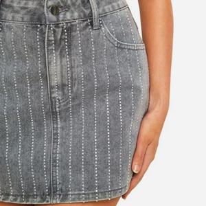 กระโปรงยีนส์สั้นเอวสูงลายทางประดับเพชร ดีไซน์ใหม่ สีเทาวินเทจ สำหรับผู้หญิง - Product Image 4