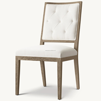 Chaise de salle à manger artisanale en chêne massif avec dossier capitonné blanc, assise en tissu rembourré et structure sans accoudoirs pour la décoration de salles à manger de luxe