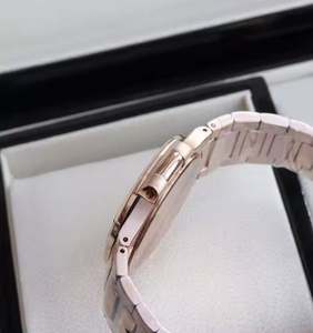 นาฬิกาแฟชั่นดีไซน์เนอร์ปี 2025 ตัวเรือนสแตนเลสสตีล หน้าปัดโรสโกลด์ พร้อมปฏิทิน นาฬิกาควอตซ์ผู้หญิงสีโรสโกลด์ - Product Image 4