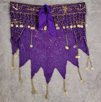 Ensemble jupe et haut à bretelles sexy en crochet fait main avec pompons et pièces de monnaie dorées, idéal pour la danse du ventre et les spectacles