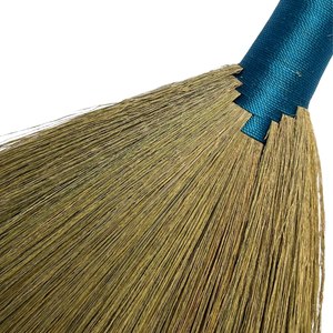 Balai à main en herbe naturelle Sapu Perancis, mini balai de nettoyage fabriqué en Indonésie - Product Image 4