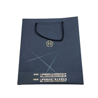 Sac cadeau personnalisé en papier kraft noir mat 250g, en matériau recyclé, avec dorure à chaud pour l'emballage de bougies