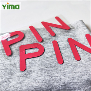 Maßgefertigte 3D-Heißpressbedruckte Glänzende Matt-Finish Eisen-<span class=keywords><strong>Silikon</strong></span>/PVC/<span class=keywords><strong>TPU</strong></span> Kleidungsetiketten Waschbare Logo-Prägeetiketten für Taschen/Schuhe - Product Image 1