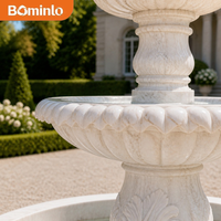 Fontaine sculptée à 3 niveaux en marbre blanc personnalisée avec finition en forme de pomme de pin, sculptée à la main, pour la décoration extérieure des villas et cours.