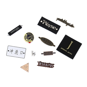 Étiquettes d'emballage personnalisées en métal à faible coût pour broches logo, pour vêtements féminins, sacs et produits métalliques – Vente en gros - Product Image 4