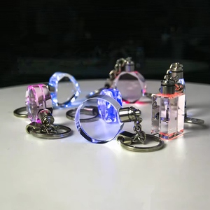 Honor of Crystal 2023 regalo de regalo llavero de cristal barato el llavero de luz Led con logotipo de coche grabado - Product Image 5