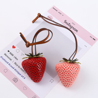 Grote hangende aardbeientasdecoratie, schattige hangende decoratie van fruit en groenten, hars-gesimuleerde aardbeienaccessoire