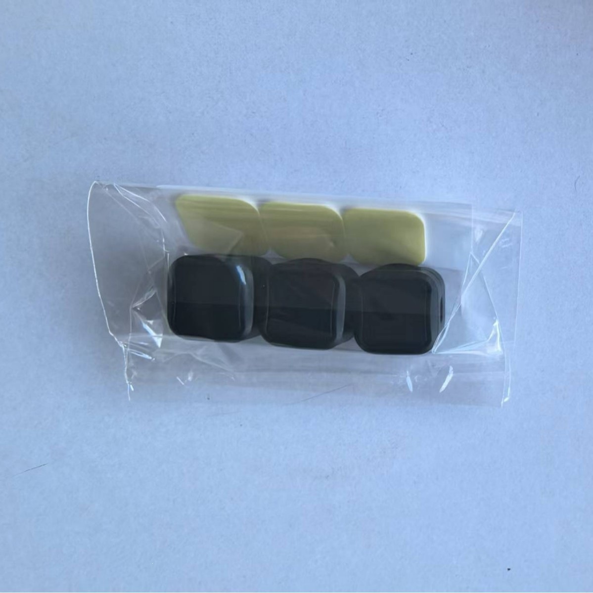 Trois noirs [dans un sac OPP]