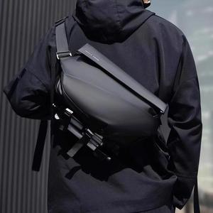 Sac de poitrine élégant et imperméable, sac banane de cyclisme avec poches superposées, sac messager multifonctionnel pour moto et sports - Product Image 4