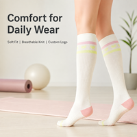 Chaussettes de yoga montantes personnalisées avec logo, faible MOQ, rayées et colorées, pour Pilates, Barre, Danse, Studio, Femmes, Vente directe usine
