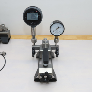 Bomba Calibradora de Presión Hidráulica Portátil de Super Alta Presión 700 bar - Product Image 1
