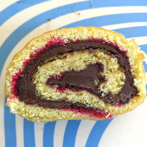 Rouleau de chocolat et noisettes, dessert viral TikTok, gâteau moelleux et fondant avec garniture fondante, emballé individuellement, collation de luxe aux noisettes - Product Image 2