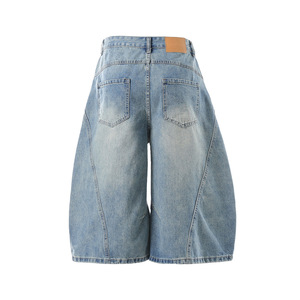 Shorts in denim da uomo estivi, lavati e distressed, modello scimitar cropped, a gamba larga, con patchwork deconstruito, casual, a vita media - Product Image 2