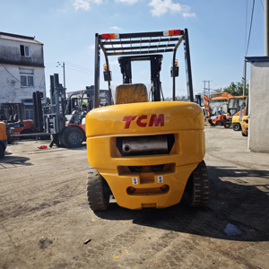 Montacargas TCM de 5 Toneladas, Motor Diésel Isuzu, Altura de Elevación de 3m, Modelo 2023 Usado, Desplazador Lateral Eléctrico, Neumáticos Sólidos Todoterreno - Product Image 3