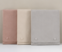 Pochette de luxe en microfibre pour collier avec insert rembourré, fermeture à bouton-pression, sac de rangement anti-poussière pour bijoux, pour le rangement et la présentation des colliers, 16,5x22cm